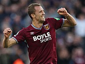 Záloník Tomá Souek z West Hamu se raduje ze svého gólu.