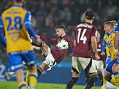 Sparanský útoník Albion Rrahmani se snaí zakonit v závru utkání proti...