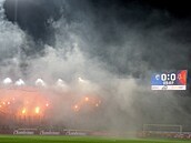 Hustý dým v úvodu utkání mezi Plzní a Slavií. Utkání muselo být perueno.