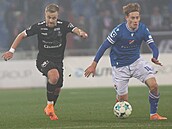 Ostravský David Planka (vpravo) uniká Filipu Zorvanovi z Jablonce.