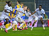 Fotbalisté Plzn se radují z gólu Václava Jemelky v 8. minut nastaveného asu.