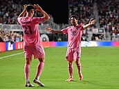 Tadeo Allende slaví s Lionelem Messim gól Miami proti Nashvillu.