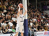 Dínský kídelník Michal Grill bhem utkání s Olomouckem.