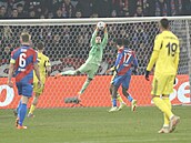 Ederson zastavuje mí ped bránou Fenerbahce.