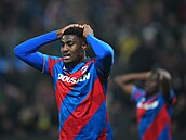 Rafiu Durosinmi se chytá za hlavu po promarn�né �anci na vedení nad Fenerbahce.