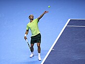 Carlos Alcaraz podává na Turnaji mistr.