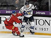 Kristian Reichel v souboji u mantinelu s finským bekem Mikkem Lehtonenem.