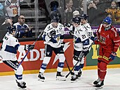 Fintí hokejisté se radují z gólu proti esku.