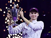 Jelena Rybakinová s trofejí pro vítzku Turnaje mistry.