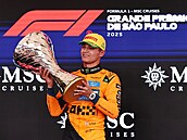 Lando Norris na stupních vítz s trofejí pro vítze Velké ceny Brazílie.
