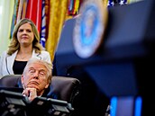 Americký prezident Donald Trump elí podezením, e usnul v Oválné pracovn,...