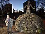 Známý socha Kurt Gebauer v Tinci se svou sochou Bohyn hor v pozadí. (6....