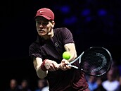 Jannik Sinner hraje bekhend v semifinále turnaje v Paíi.