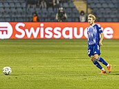 Michal Beran sleduje balón v utkání proti Noahu.