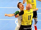 Brnnské libero Daniel Waclaw a smea David Jank se radují z bodu.