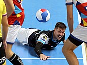 Libero ostravských volejbalist Jakub Motyka vybírá ulívku brnnských...