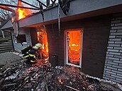 Chatu v Heicích na Kladensku zcela zniil poár. (9. listopadu 2025)