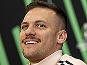 Sparanský kapitán Luká Haraslín (vlevo) na tiskové konference ped pohárovým...