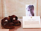 Pár sandál a fotografie Matthewa Sheparda vystavených v Bílém dom v rámci...