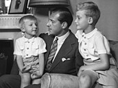 Juan Carlos (vpravo) s otcem Donem Juanem a mladím bratrem Alfonsem. Snímek je...