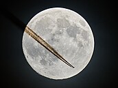 Letadlo z nmeckého Frankfurtu zachycené za letu s pozadím Msíce blízko...