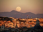 Leto�ní nejv�t�í superúpl�ek zachycený nad italským �ímem