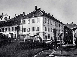 �ernobílý dobový snímek z vy�et�ovacího spisu ukazuje hr�zné místo �inu, Kohn�v...