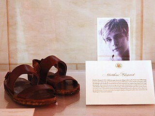 Pár sandál� a fotografie Matthewa Sheparda vystavených v Bílém dom� v rámci...