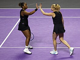 Kateina Siniaková a Taylor Townsendová se povzbuzují v semifinále Turnaje...