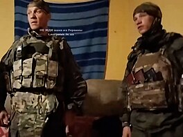 Písahám, vechny vás zastelím. Ruský dstojník vyhrouje svým vojákm.