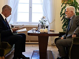 Prezident Petr Pavel (vpravo) pi jednání s éfem hnutí ANO Andrejem Babiem na...