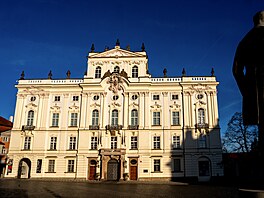 Na budov� Arcibiskupství pra�ského na Hrad�anském nám�stí visí �erné vlajky. Ve...