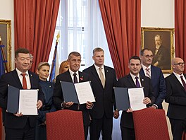 Lídi ANO, SPD a Motorist podepsali koaliní smlouvu a zveejnili programové...