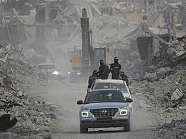 Pímí. Ozbrojenci z teroristického Hamásu a egypttí dlníci hledají v Gaze...