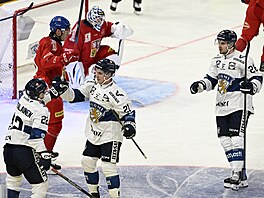 Arttu Ruotsalainen z Finska saví se spoluhrái gól proti esku.