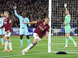 Tomá Souek z West Hamu slaví gól v utkání s Burnley, kterým vyrovnal eský...