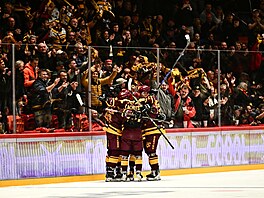 Jihlav�tí hrá�i slaví gól proti Slavii.