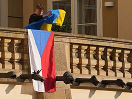 Vlajka Ukrajiny na budov� visela jako symbol podpory napadené zemi od za�átku...