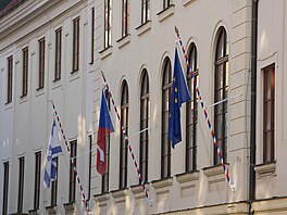 Na budov� vlajky krom� té �eské visí po Okamurov� rozhodnutí oficiáln� vlajka...