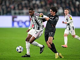 Francisco Trincao ze Sportingu Lisabon (vpravo) bojuje o mí� s Kaluluem z...