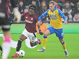 Sparanský wingbek Angelo Preciado proniká s míem okolo Dalibora Veerky z...