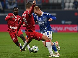 Olomoucký Jáchym íp se snaí s míem projít pes Simona Bammense z Pardubic.