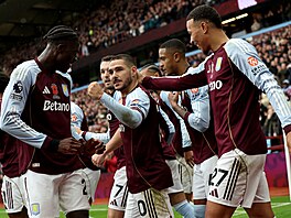 Fotbalisté Aston Villy se radují z gólu, který vstelil Emi Buendia.