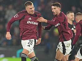 Sparanský záloník Patrik Vydra slaví svj gól se spoluhráem Albionem...