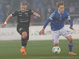 Ostravský David Planka (vpravo) uniká Filipu Zorvanovi z Jablonce.