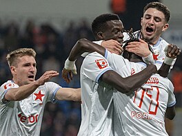 Slávisté se radují z gólu, který vstelil Youssoupha Sanyang.