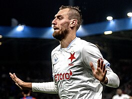 Slávistický útoník Tomá Chorý nechce slavit svj druhý gól proti Plzni.