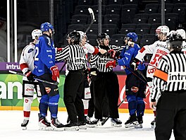 Rozhodí uklidují atypickou arvátku v utkání Finských her mezi eskem a...