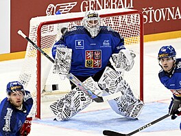 �eský branká� Josef Ko�ená� bedliv� pozoruje ve vzduchu letící kotou�.