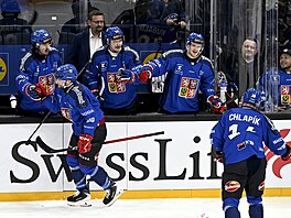 etí hokejisté oslavují gól obránce Mariana Adámka (vlevo na led).